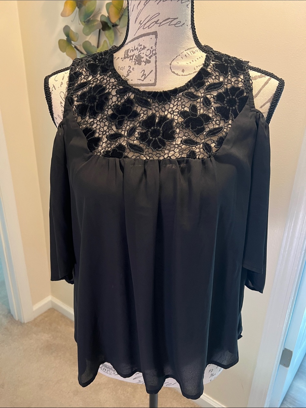 Francesca's Collections Black Cold-Shoulder Lace Yoke Blouse